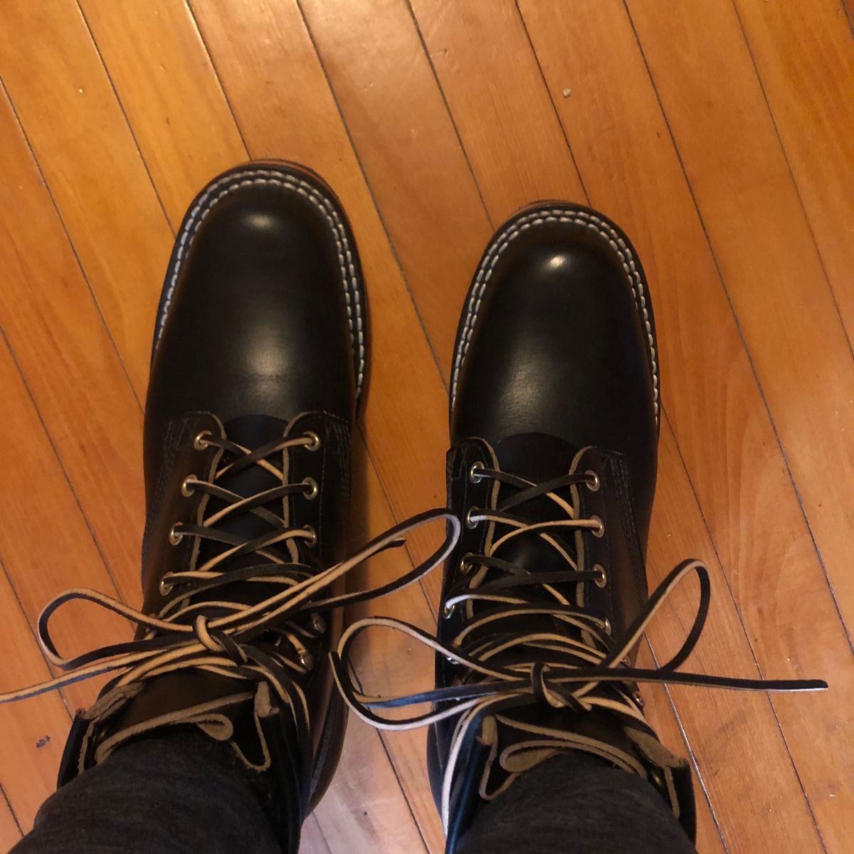 Photo by banjonerd on February 10, 2022 of the Nicks Robert in Horween Black Chromexcel.