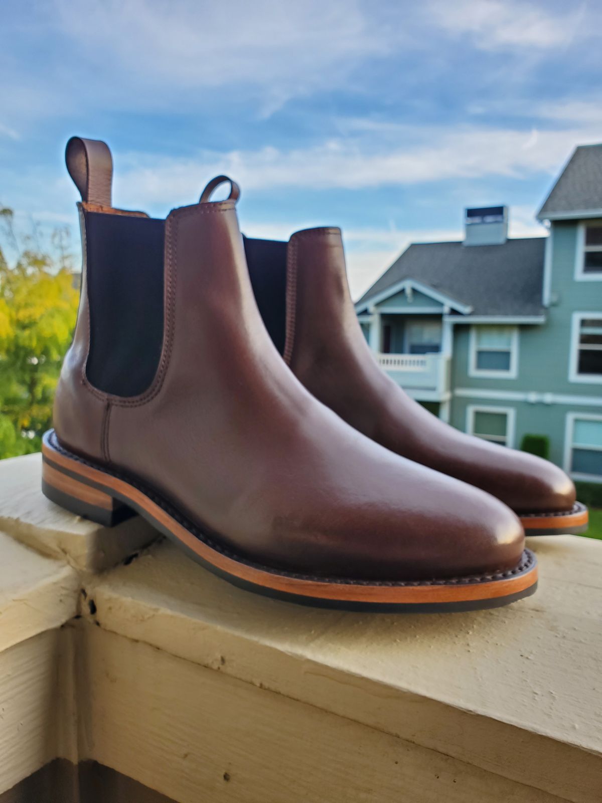 Photo by rey.verde on October 11, 2024 of the Urban Wolf Club Winchester in Brown Bovine Leather.