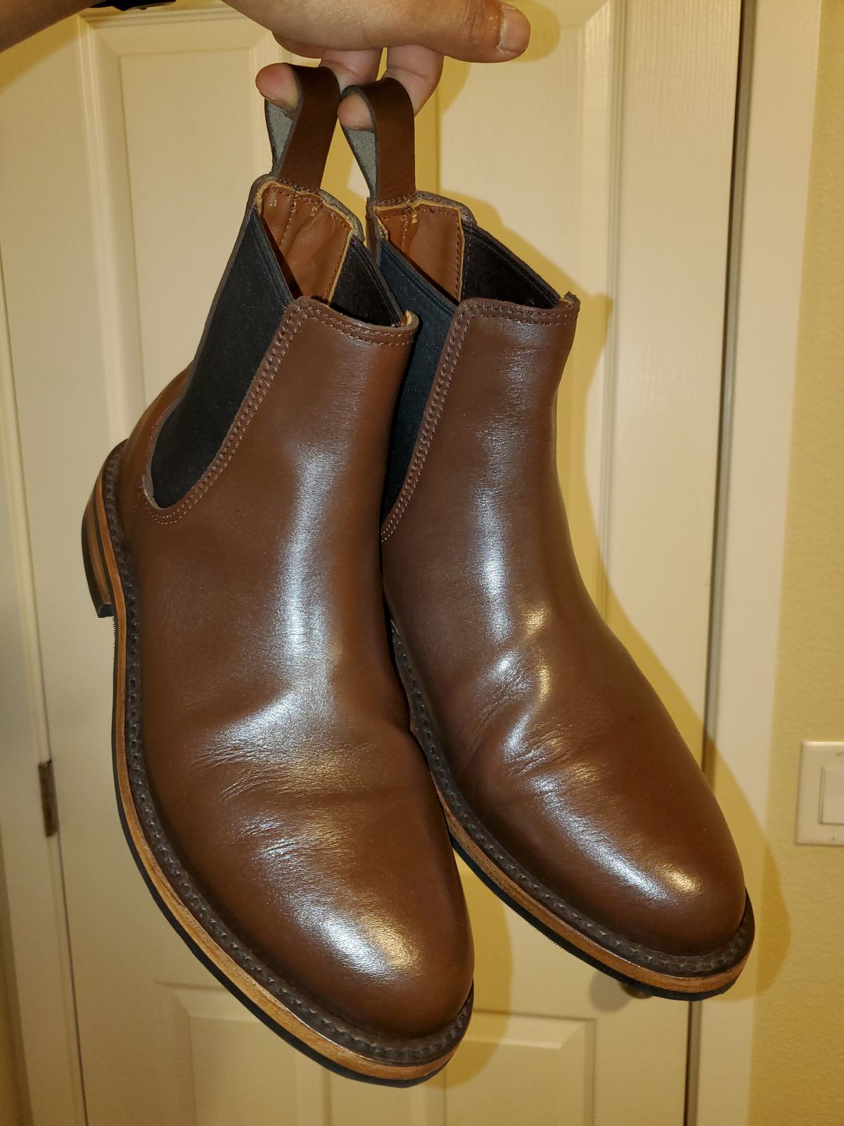 Photo by rey.verde on October 11, 2024 of the Urban Wolf Club Winchester in Brown Bovine Leather.