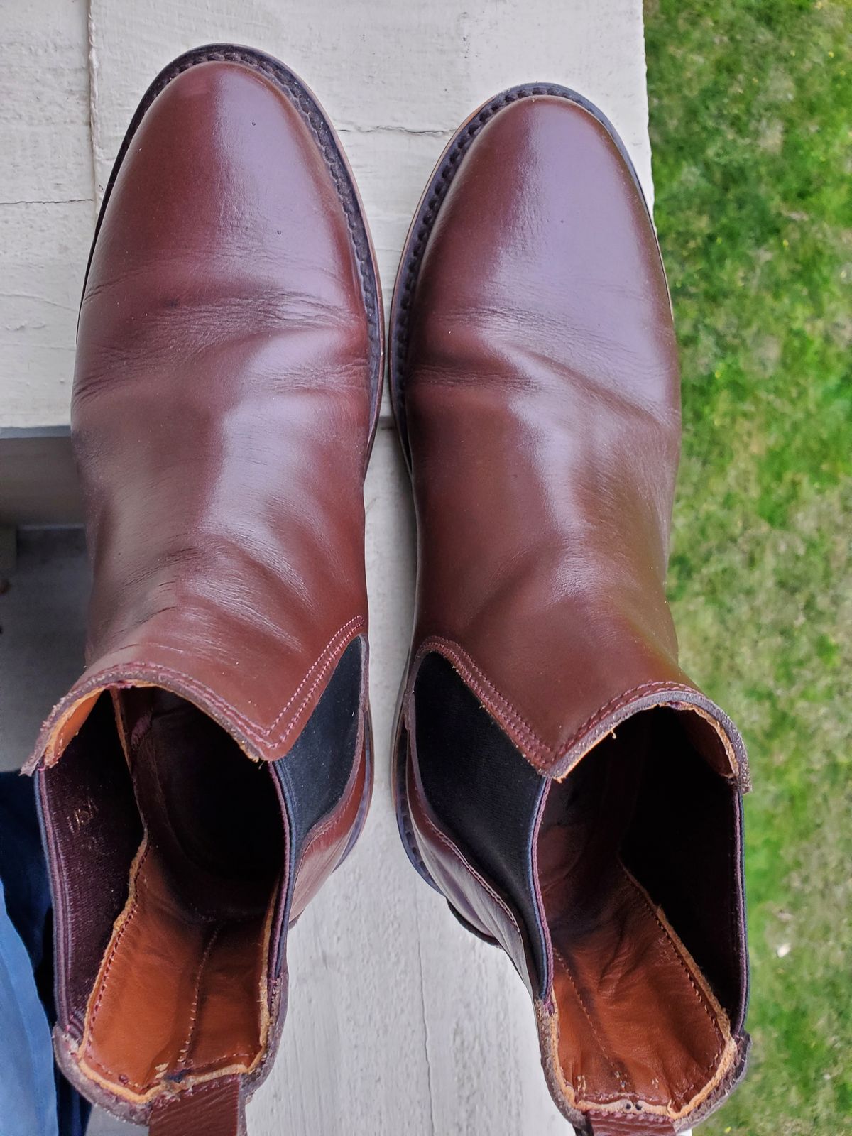 Photo by rey.verde on October 16, 2024 of the Urban Wolf Club Winchester in Brown Bovine Leather.