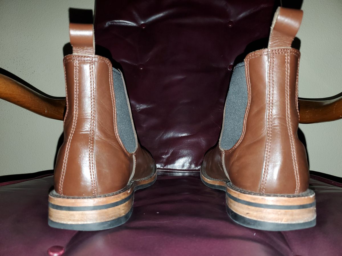 Photo by rey.verde on November 5, 2024 of the Urban Wolf Club Winchester in Brown Bovine Leather.