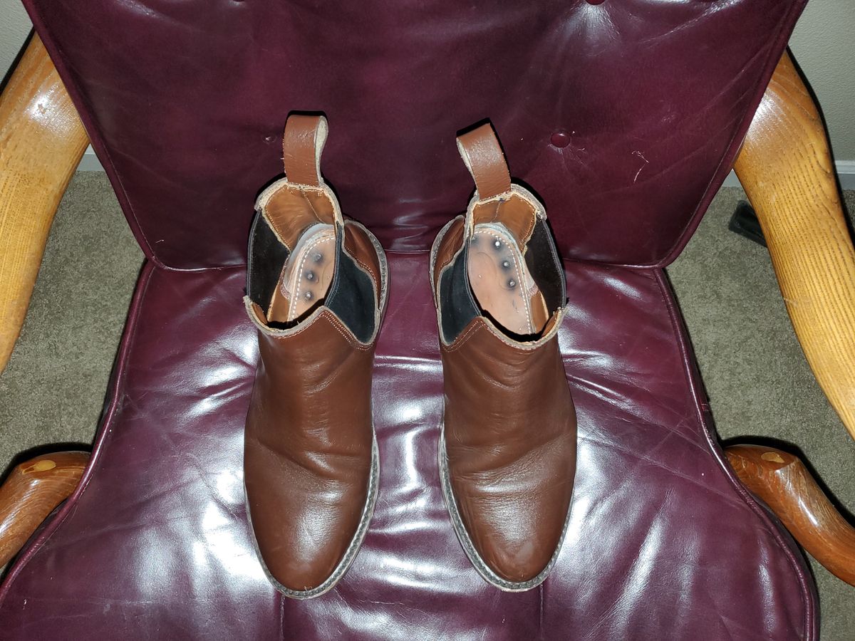 Photo by rey.verde on November 5, 2024 of the Urban Wolf Club Winchester in Brown Bovine Leather.