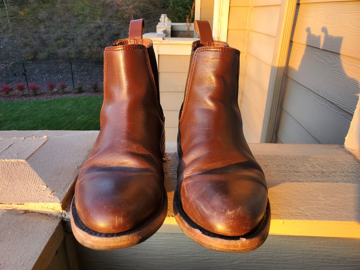 Photo by rey.verde on December 5, 2024 of the Urban Wolf Club Winchester in Brown Bovine Leather.