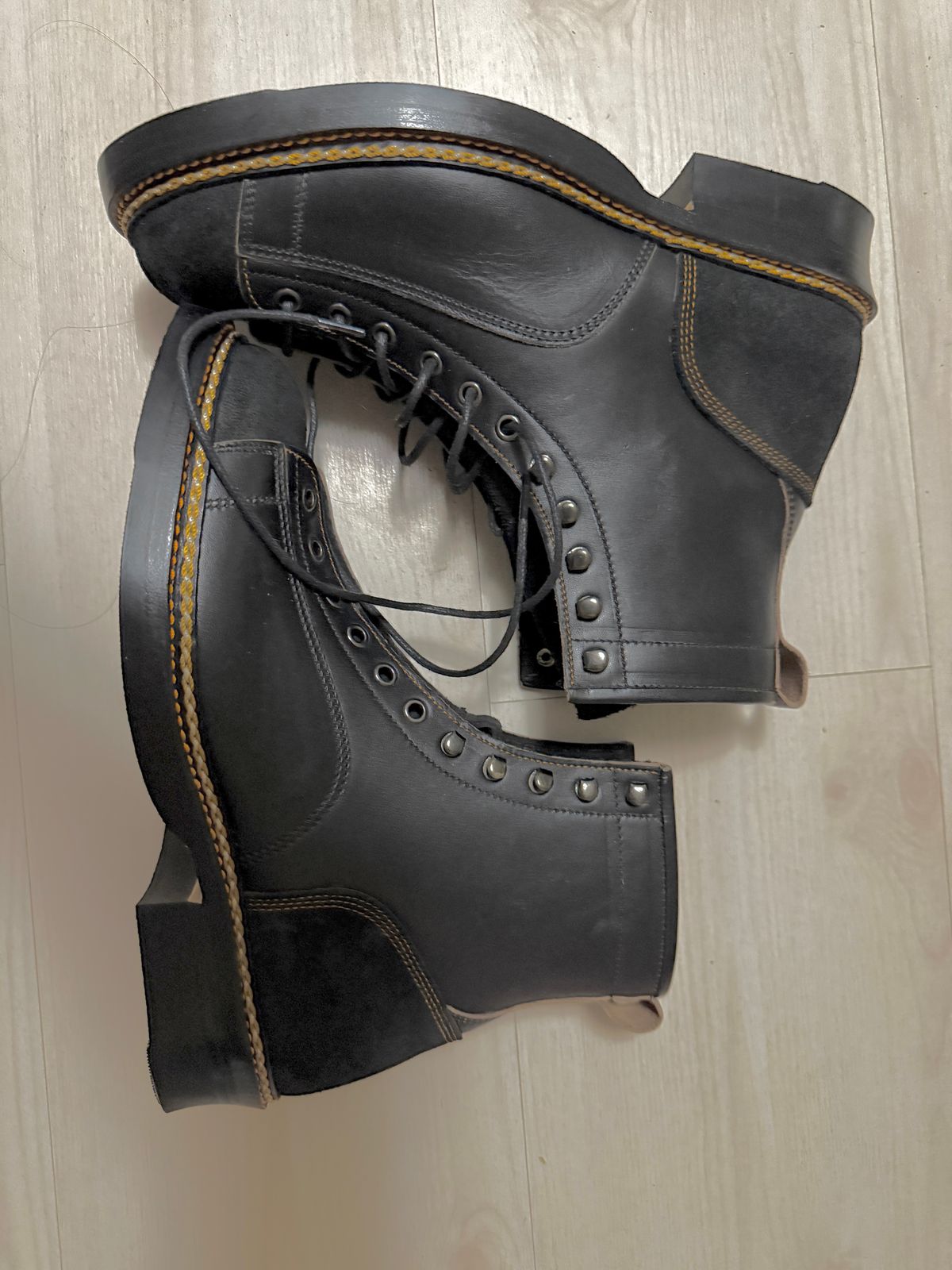 Photo by Civil2010 on October 19, 2024 of the Jakkrabbits 7-Inch Tamarin Boots in Shinki Black Teacore Horsebutt.