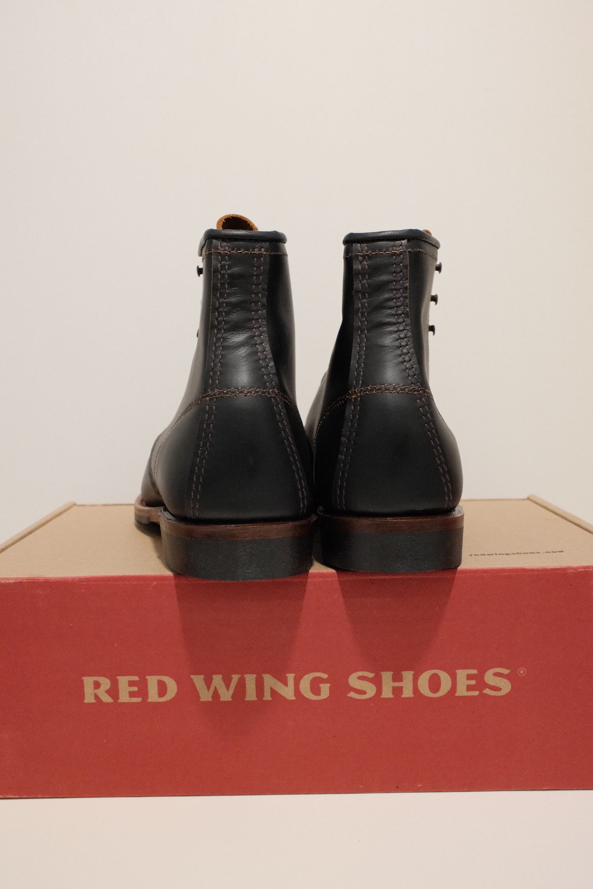 Photo by hakimalias on October 1, 2025 of the Red Wing Beckman Flatbox in S.B. Foot Black Klondike.