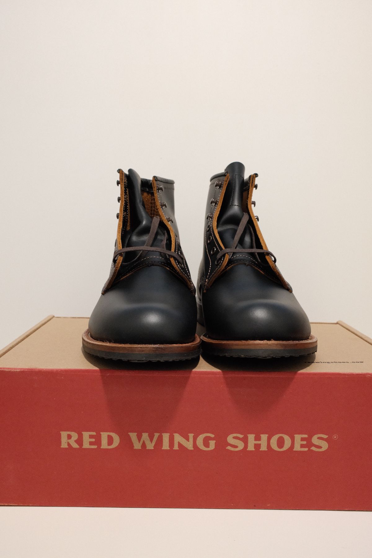 Photo by hakimalias on October 1, 2025 of the Red Wing Beckman Flatbox in S.B. Foot Black Klondike.