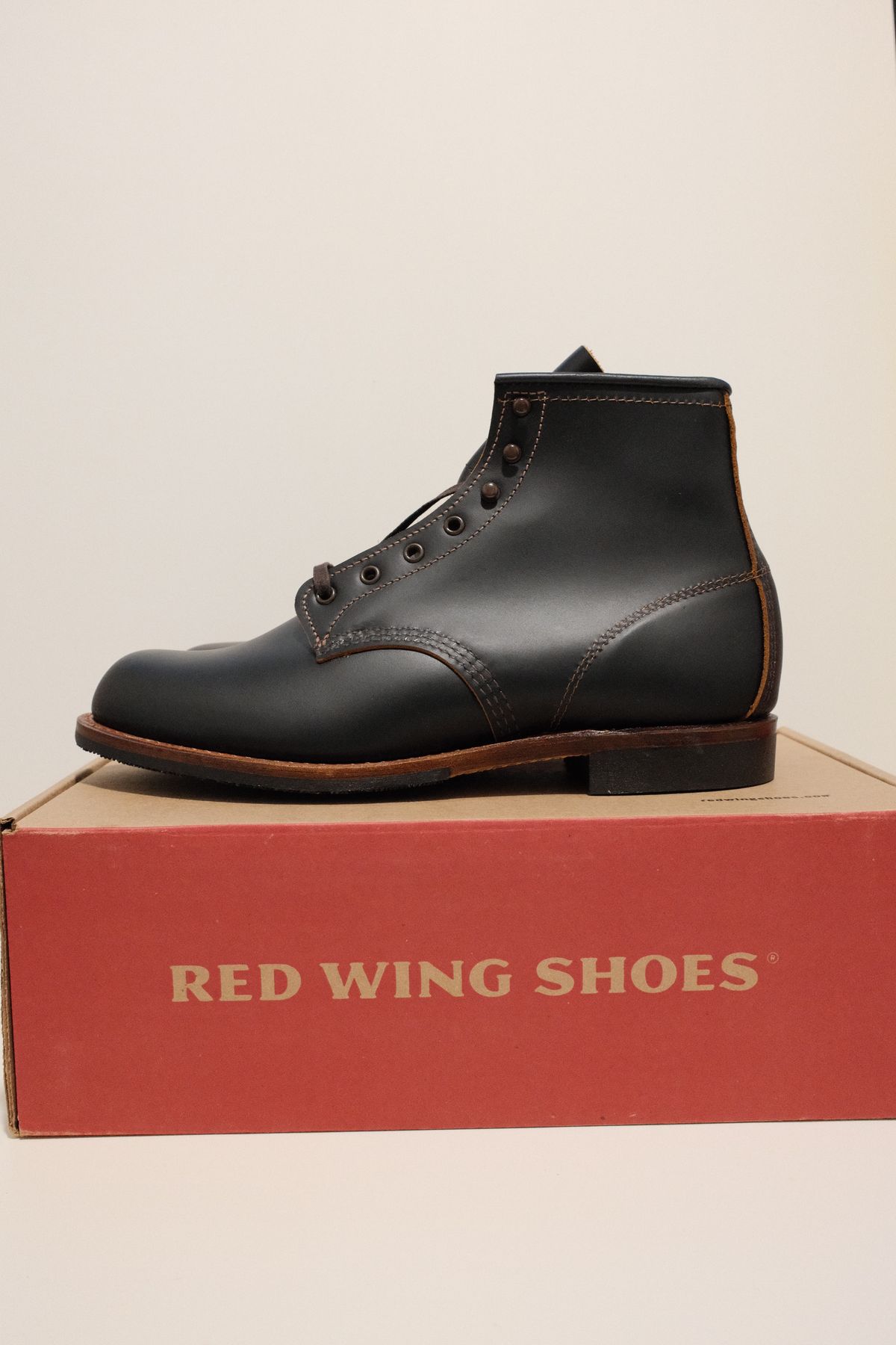 Photo by hakimalias on October 1, 2025 of the Red Wing Beckman Flatbox in S.B. Foot Black Klondike.