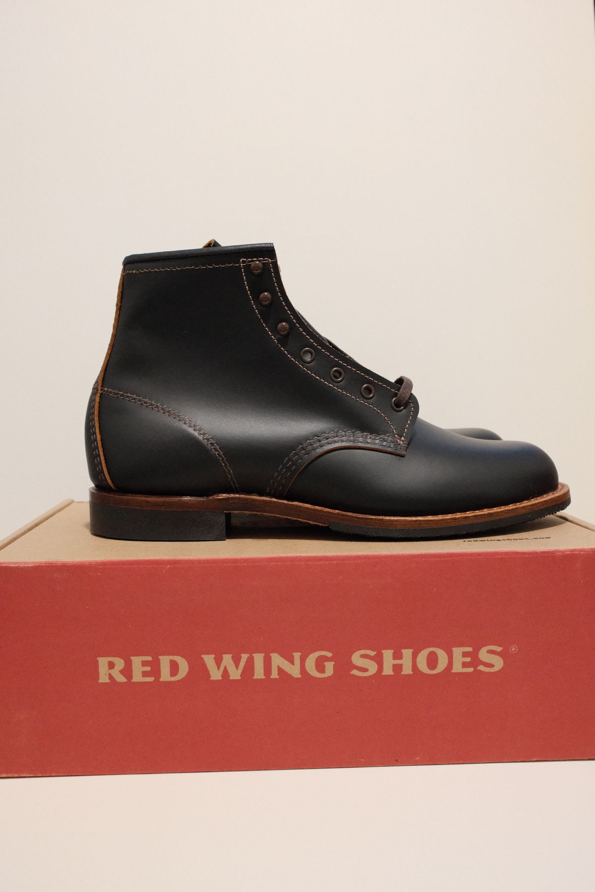 Photo by hakimalias on October 1, 2025 of the Red Wing Beckman Flatbox in S.B. Foot Black Klondike.