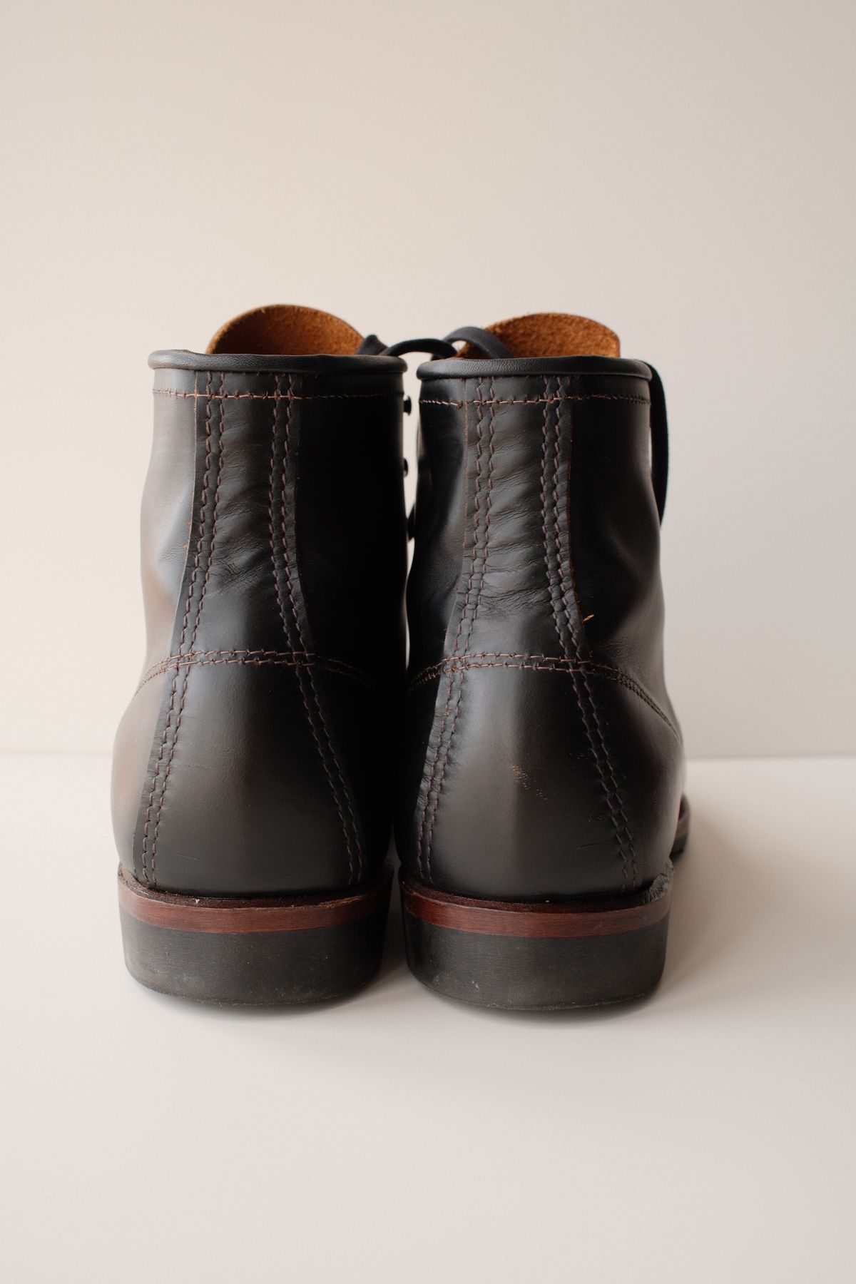 Photo by hakimalias on November 3, 2025 of the Red Wing Beckman Flatbox in S.B. Foot Black Klondike.