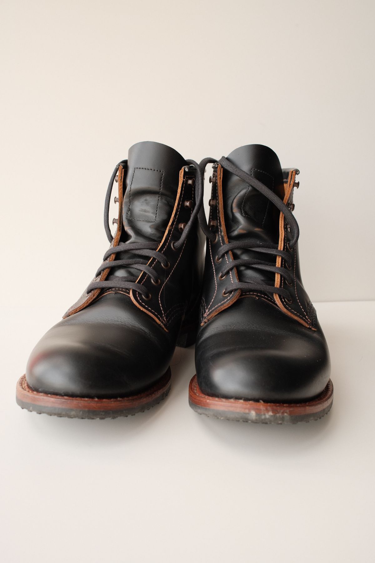 Photo by hakimalias on November 4, 2025 of the Red Wing Beckman Flatbox in S.B. Foot Black Klondike.