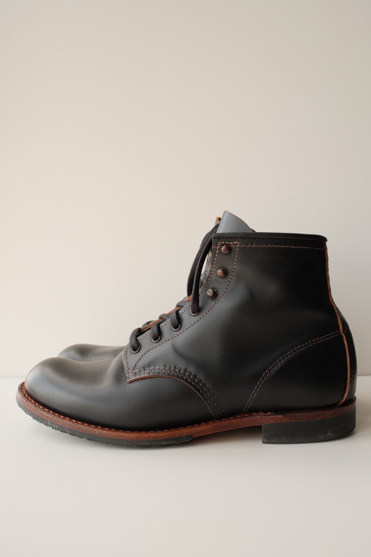 Photo by hakimalias on November 3, 2025 of the Red Wing Beckman Flatbox in S.B. Foot Black Klondike.