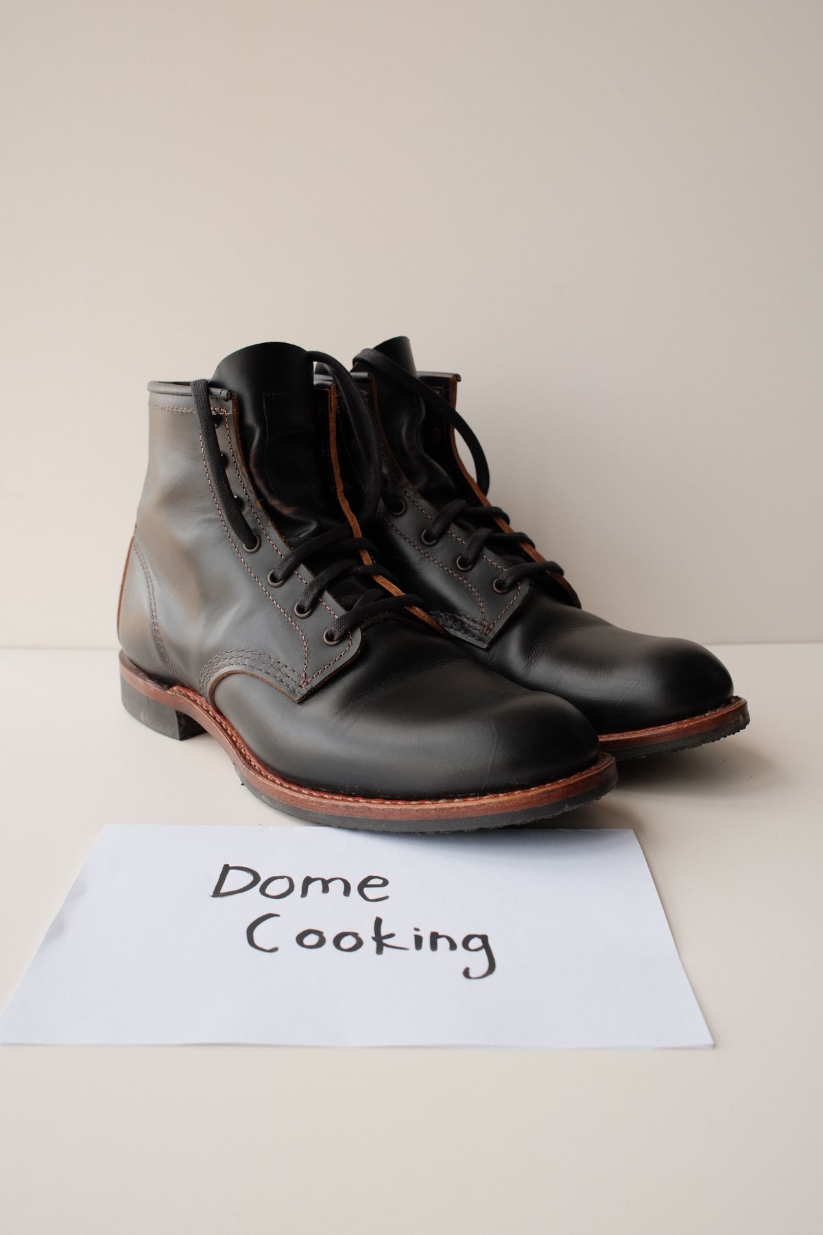 Photo by hakimalias on November 3, 2025 of the Red Wing Beckman Flatbox in S.B. Foot Black Klondike.