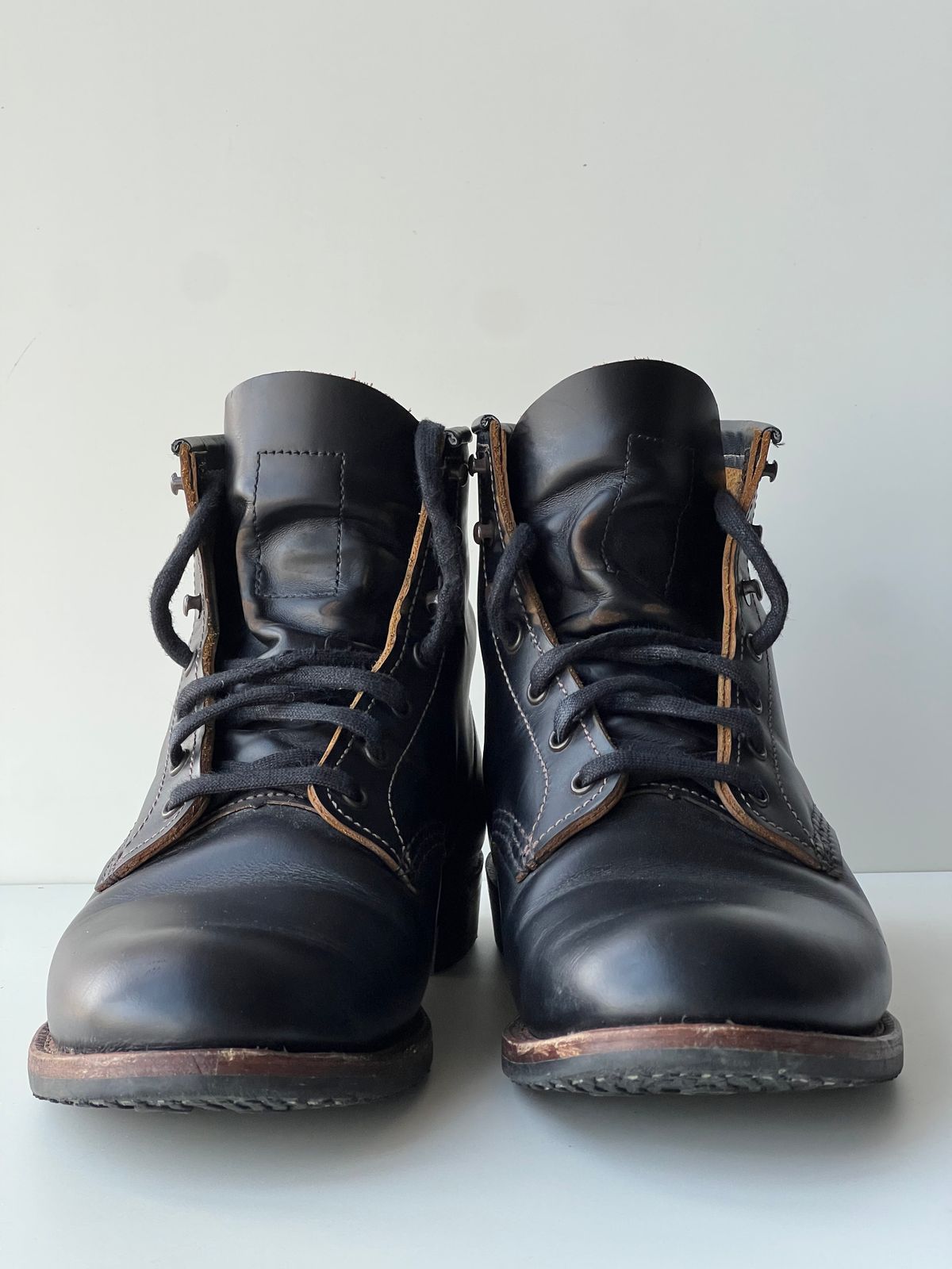 Photo by hakimalias on December 6, 2025 of the Red Wing Beckman Flatbox in S.B. Foot Black Klondike.
