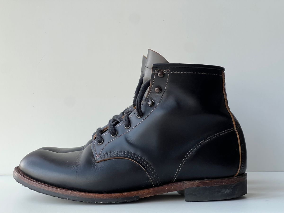 Photo by hakimalias on December 6, 2025 of the Red Wing Beckman Flatbox in S.B. Foot Black Klondike.