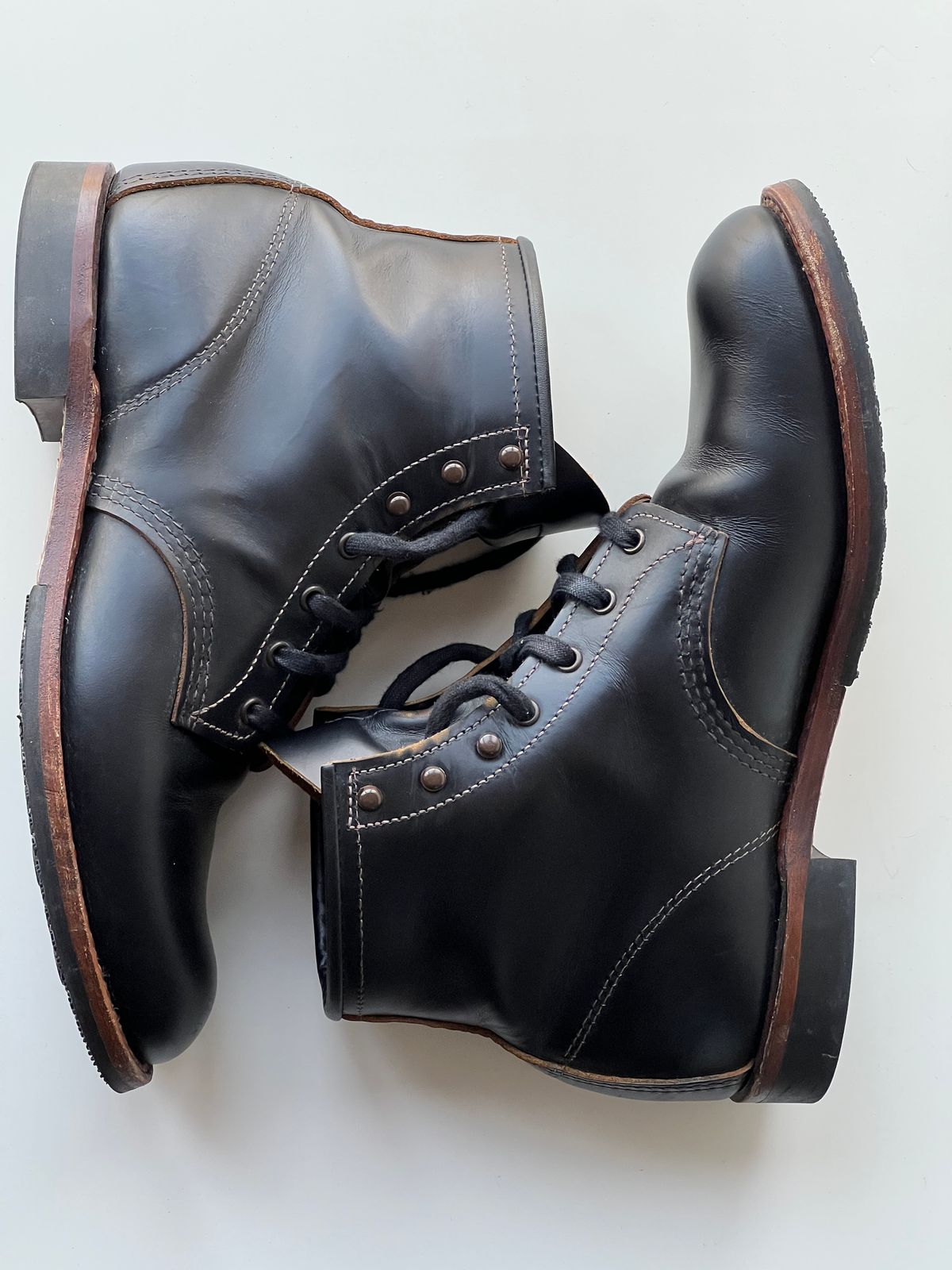 Photo by hakimalias on December 6, 2025 of the Red Wing Beckman Flatbox in S.B. Foot Black Klondike.