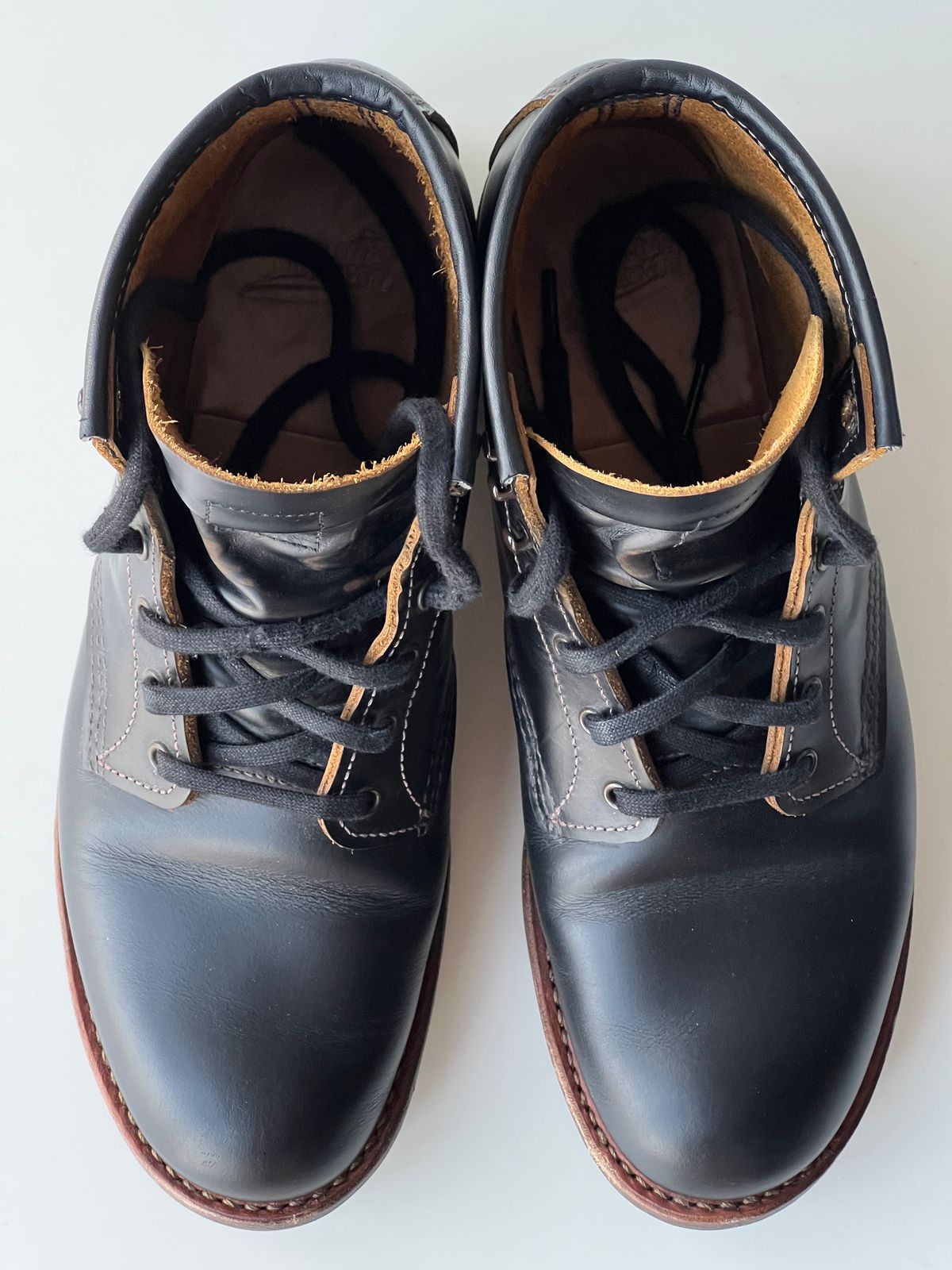 Photo by hakimalias on December 6, 2025 of the Red Wing Beckman Flatbox in S.B. Foot Black Klondike.