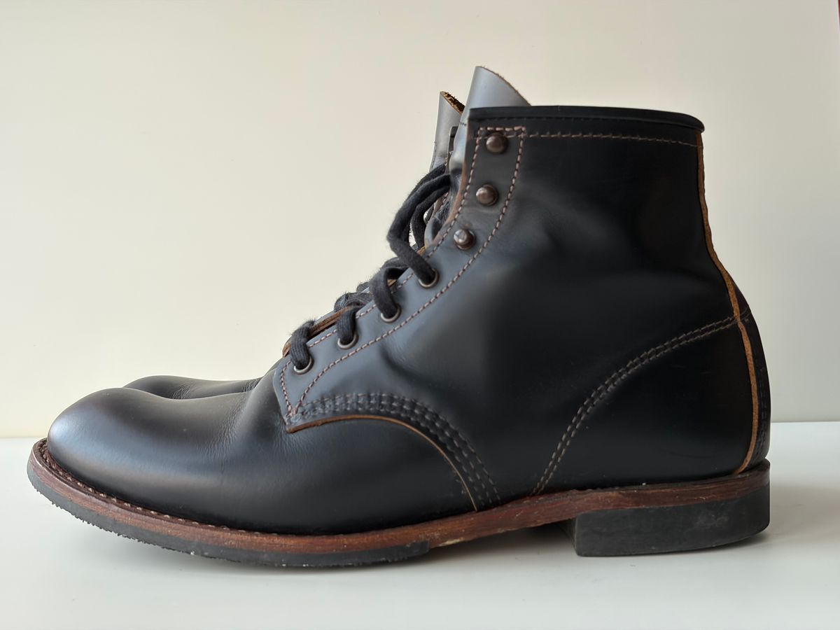 Photo by hakimalias on January 5, 2026 of the Red Wing Beckman Flatbox in S.B. Foot Black Klondike.