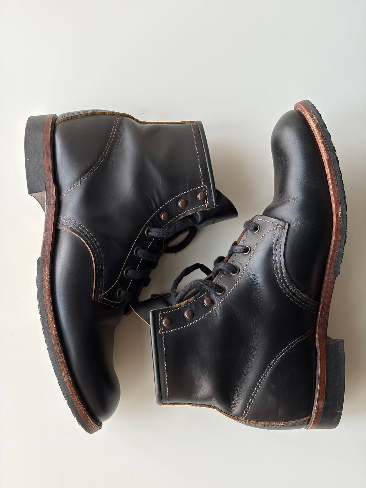 Photo by hakimalias on January 5, 2026 of the Red Wing Beckman Flatbox in S.B. Foot Black Klondike.