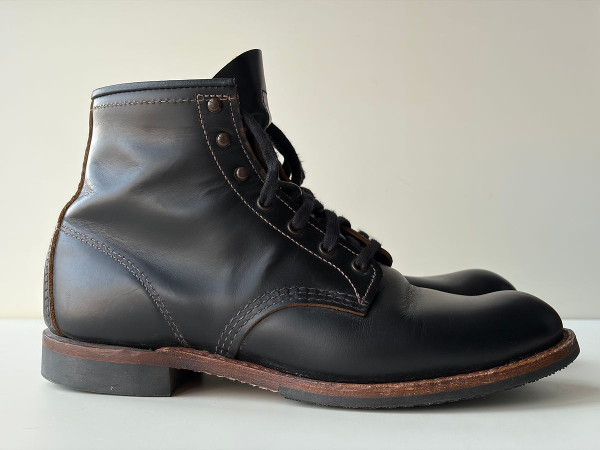 Photo by hakimalias on January 5, 2026 of the Red Wing Beckman Flatbox in S.B. Foot Black Klondike.