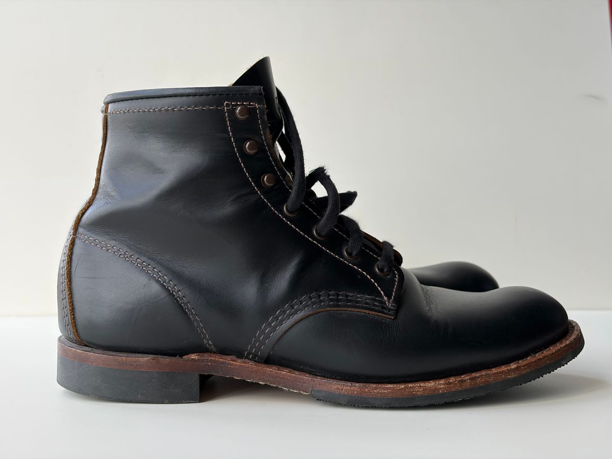 Photo by hakimalias on February 1, 2026 of the Red Wing Beckman Flatbox in S.B. Foot Black Klondike.
