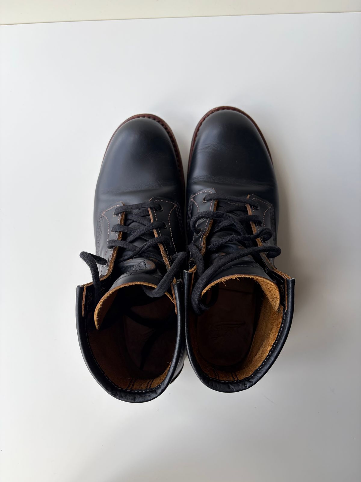 Photo by hakimalias on February 1, 2026 of the Red Wing Beckman Flatbox in S.B. Foot Black Klondike.