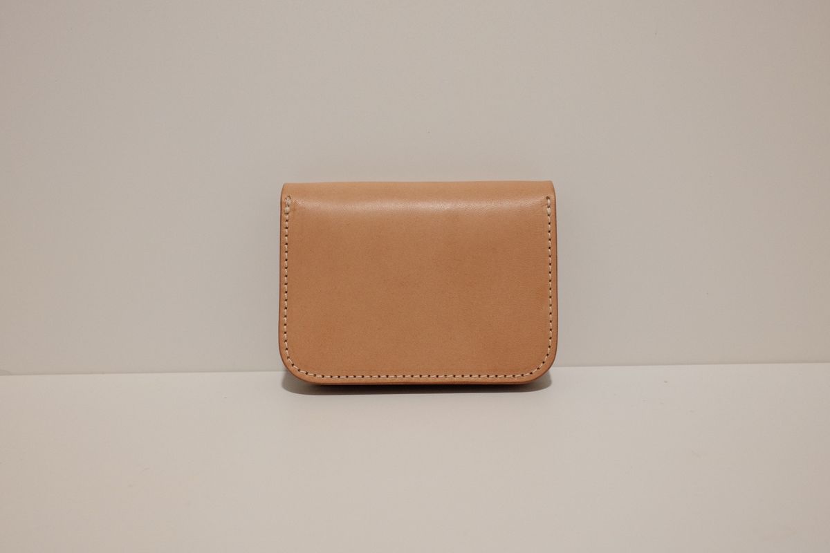 Photo by hakimalias on October 1, 2025 of the The Superior Labor Small Budget wallet in Unknown Natural Veg Tan.