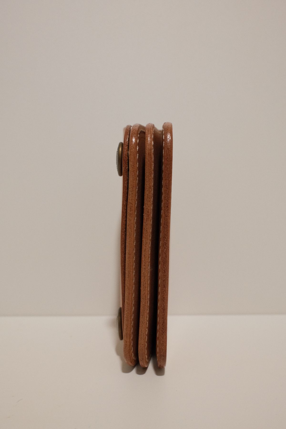 Photo by hakimalias on October 1, 2025 of the The Superior Labor Small Budget wallet in Unknown Natural Veg Tan.