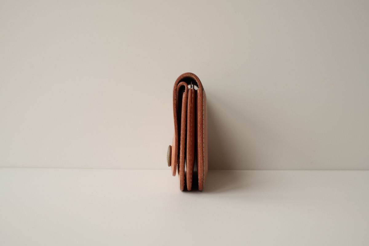 Photo by hakimalias on November 3, 2025 of the The Superior Labor Small Budget wallet in Unknown Natural Veg Tan.