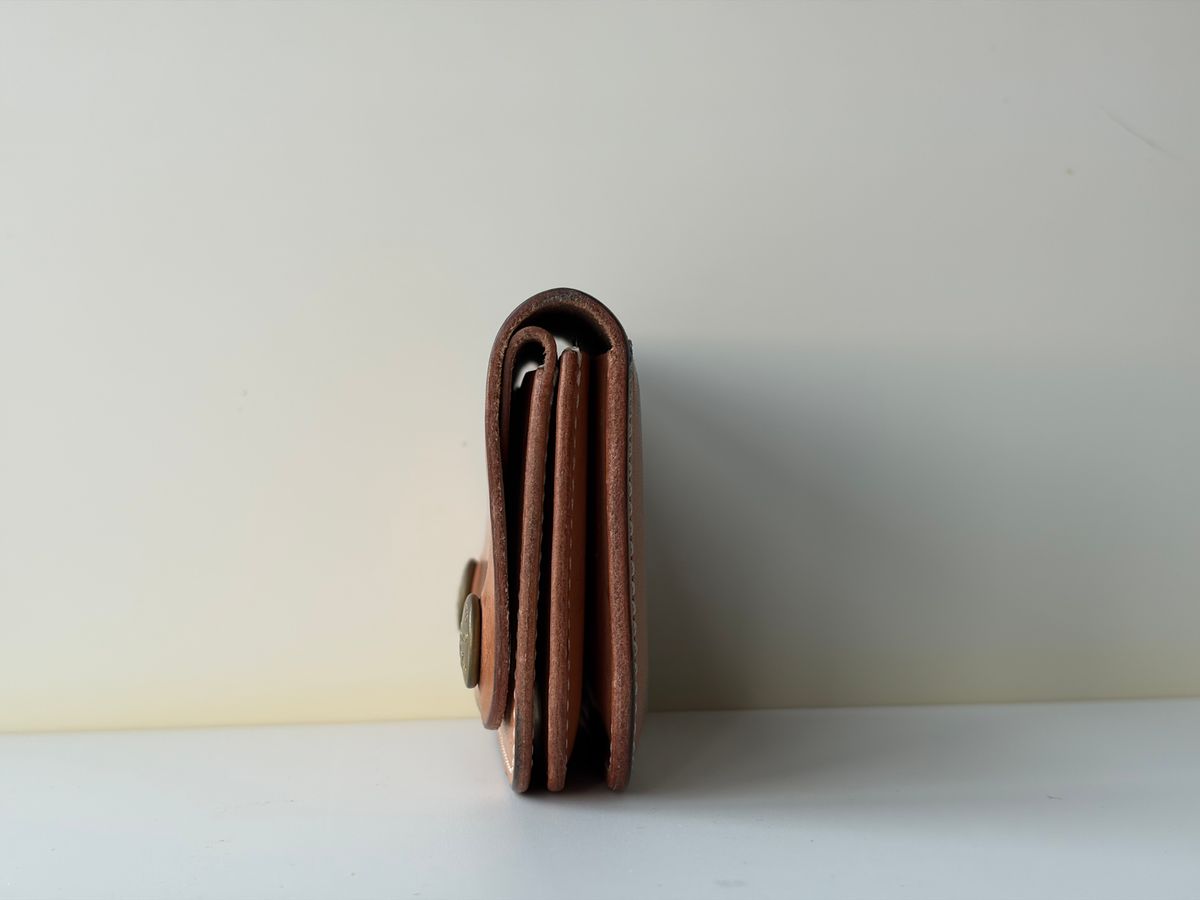 Photo by hakimalias on January 5, 2026 of the The Superior Labor Small Budget wallet in Unknown Natural Veg Tan.