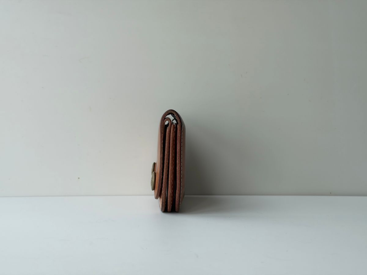 Photo by hakimalias on April 5, 2026 of the The Superior Labor Small Budget wallet in Unknown Natural Veg Tan.