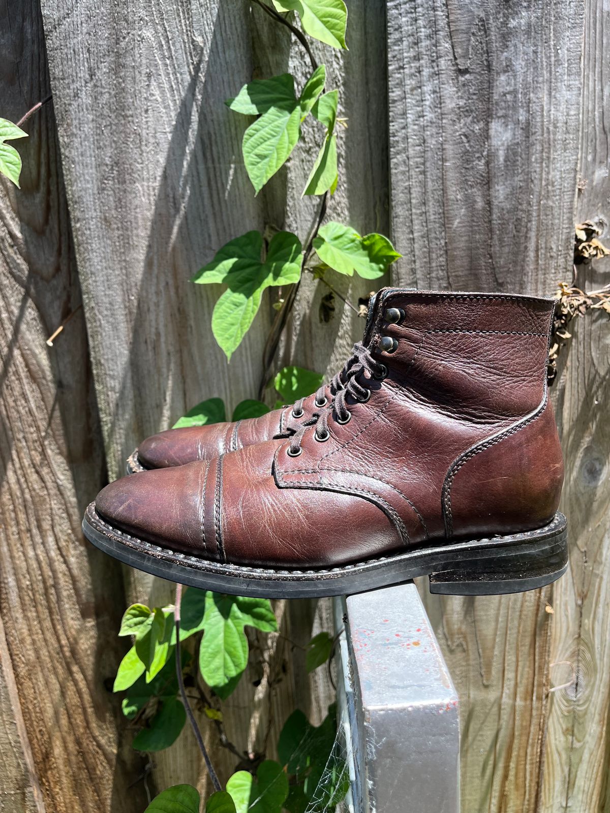 Photo by tomsbarkingdogs on May 26, 2025 of the Thursday Captain in Old English Hand-Finished Full Grain.