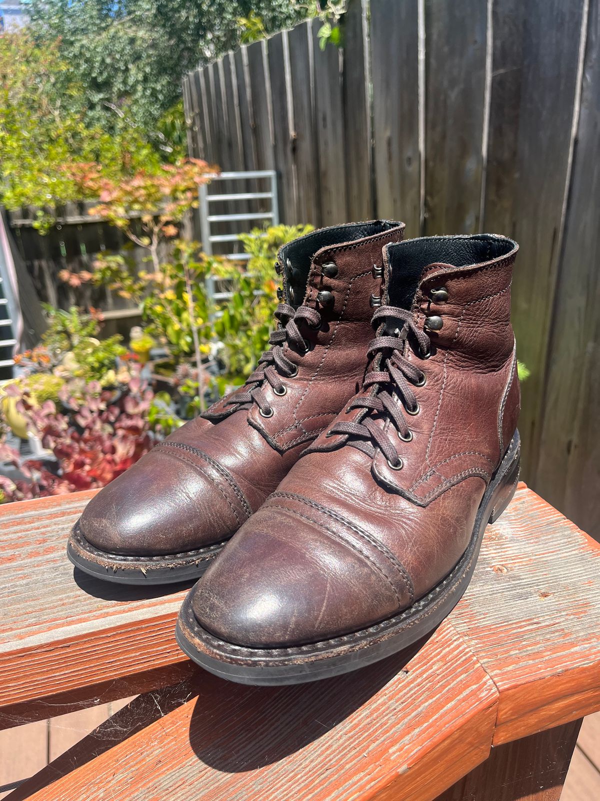 Photo by tomsbarkingdogs on July 4, 2025 of the Thursday Captain in Old English Hand-Finished Full Grain.
