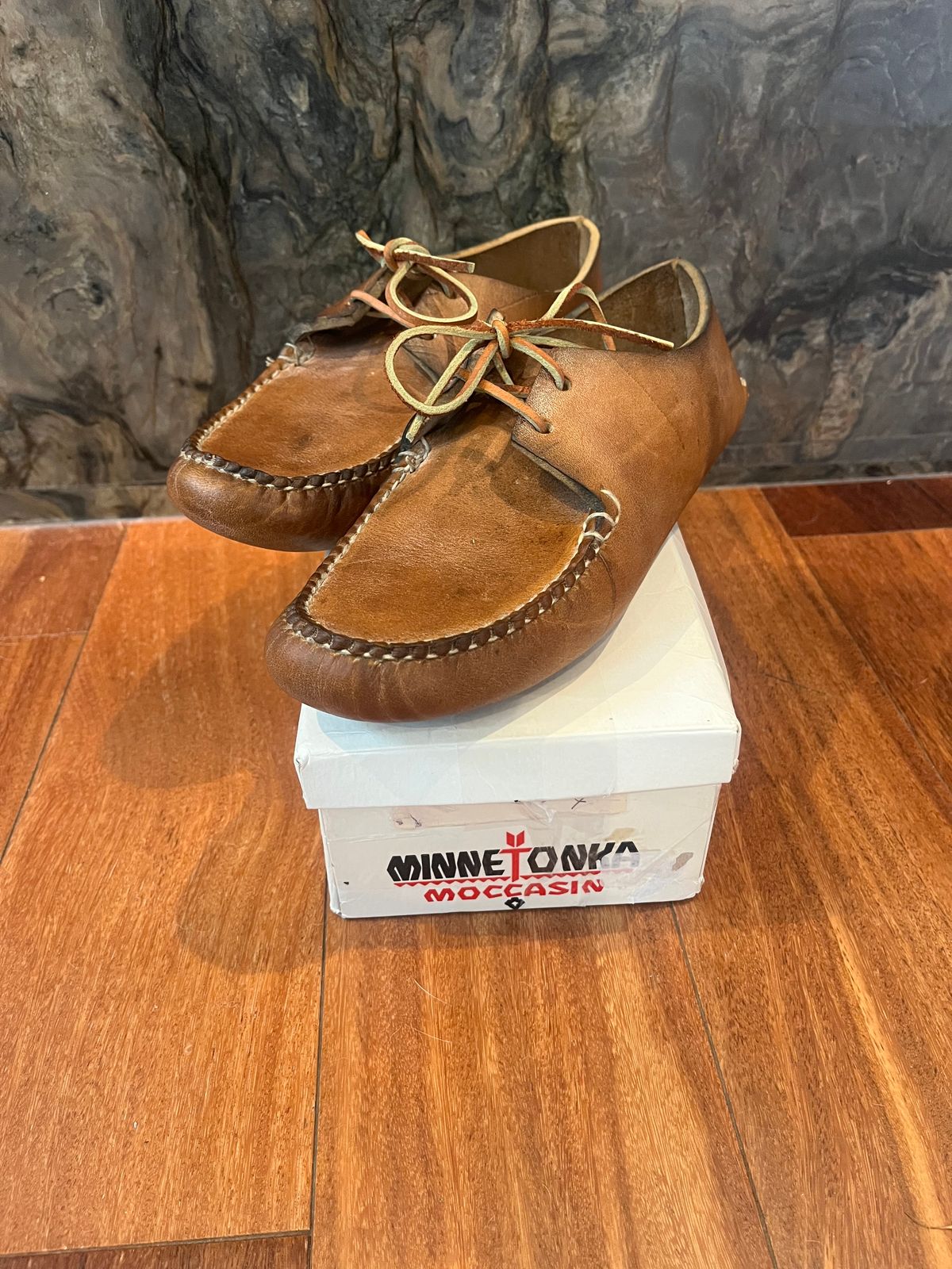 Photo by tomsbarkingdogs on October 8, 2025 of the Minnetonka Moccasin Unknown Model in Unknown Leather.