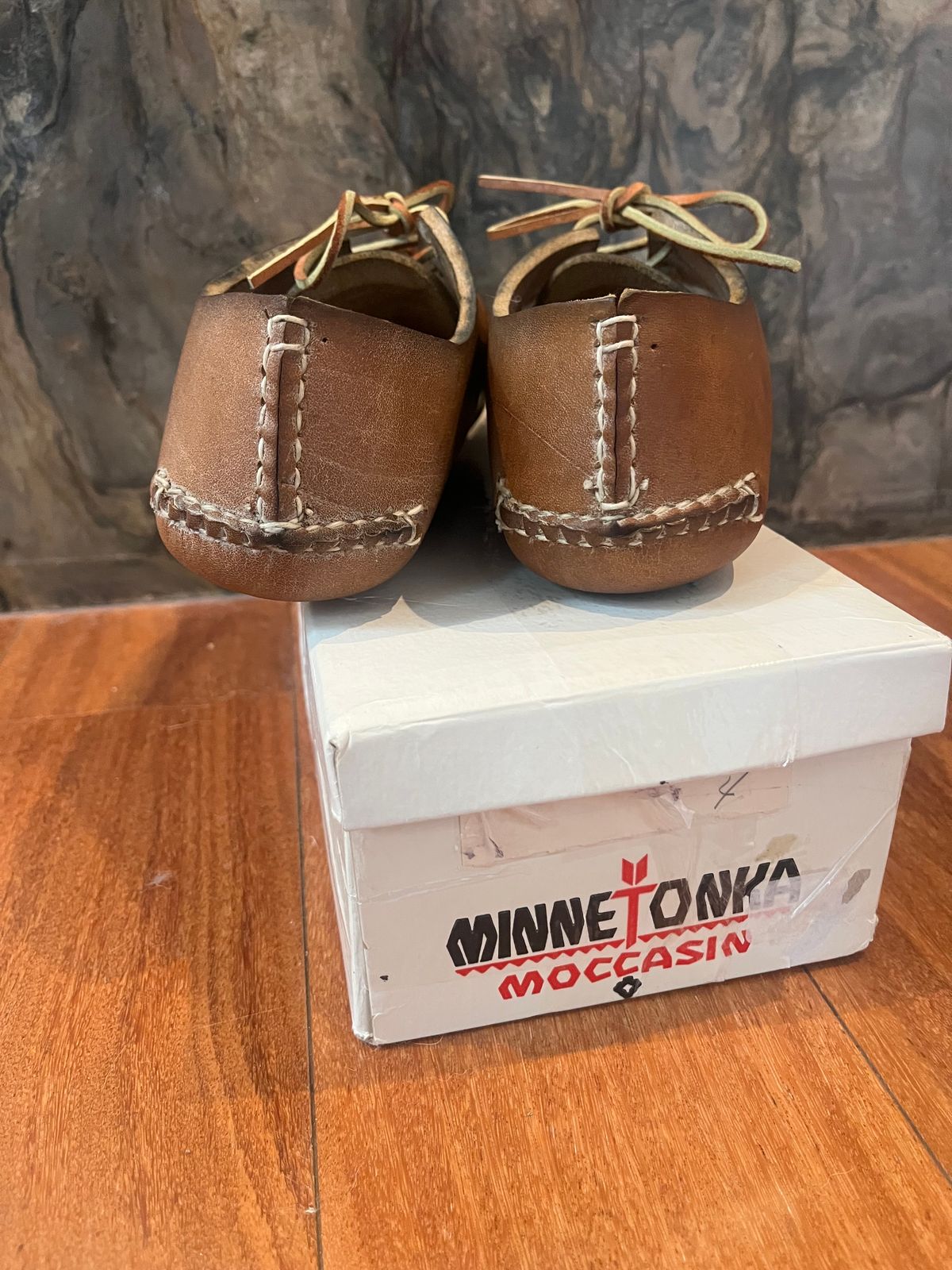 Photo by tomsbarkingdogs on October 8, 2025 of the Minnetonka Moccasin Unknown Model in Unknown Leather.