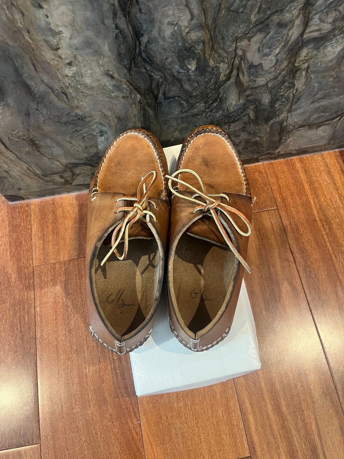 Photo by tomsbarkingdogs on October 8, 2025 of the Minnetonka Moccasin Unknown Model in Unknown Leather.