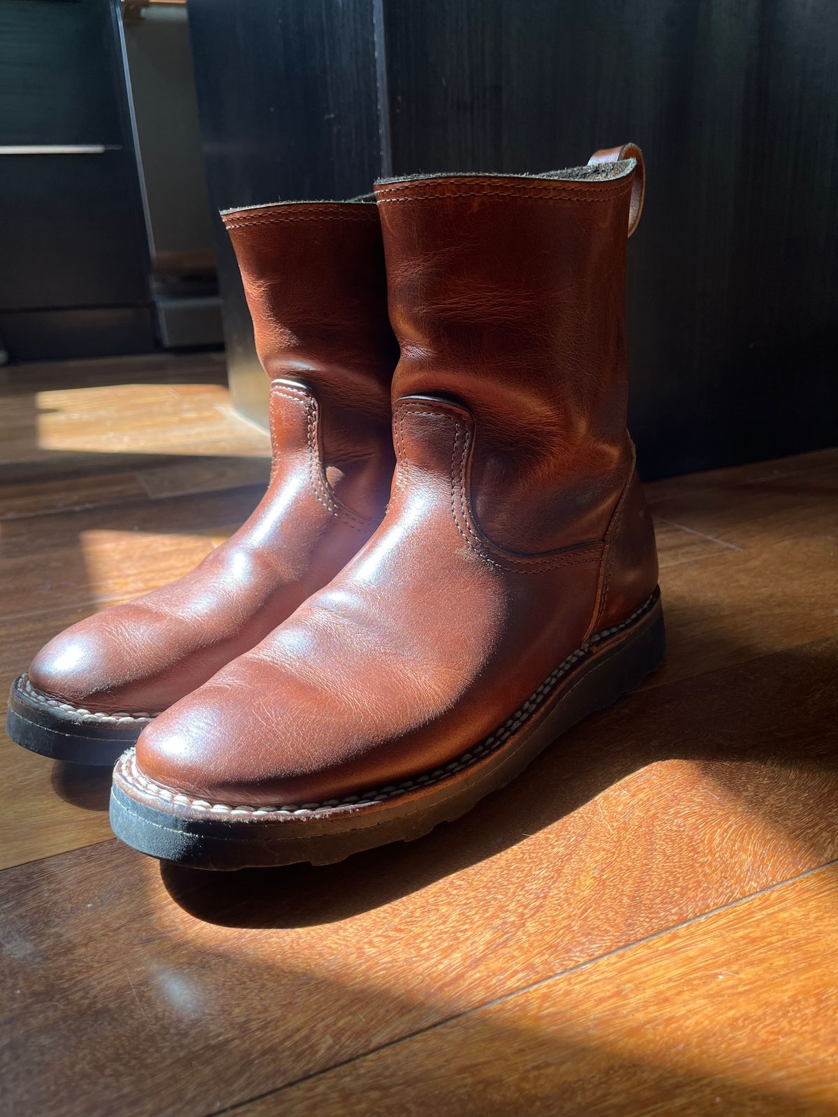 Photo by tomsbarkingdogs on August 21, 2025 of the Nicks Wellington 365 in Italian Brown Cypress.
