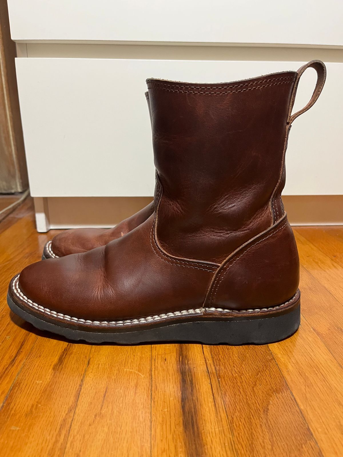Photo by tomsbarkingdogs on August 28, 2025 of the Nicks Wellington 365 in Italian Brown Cypress.