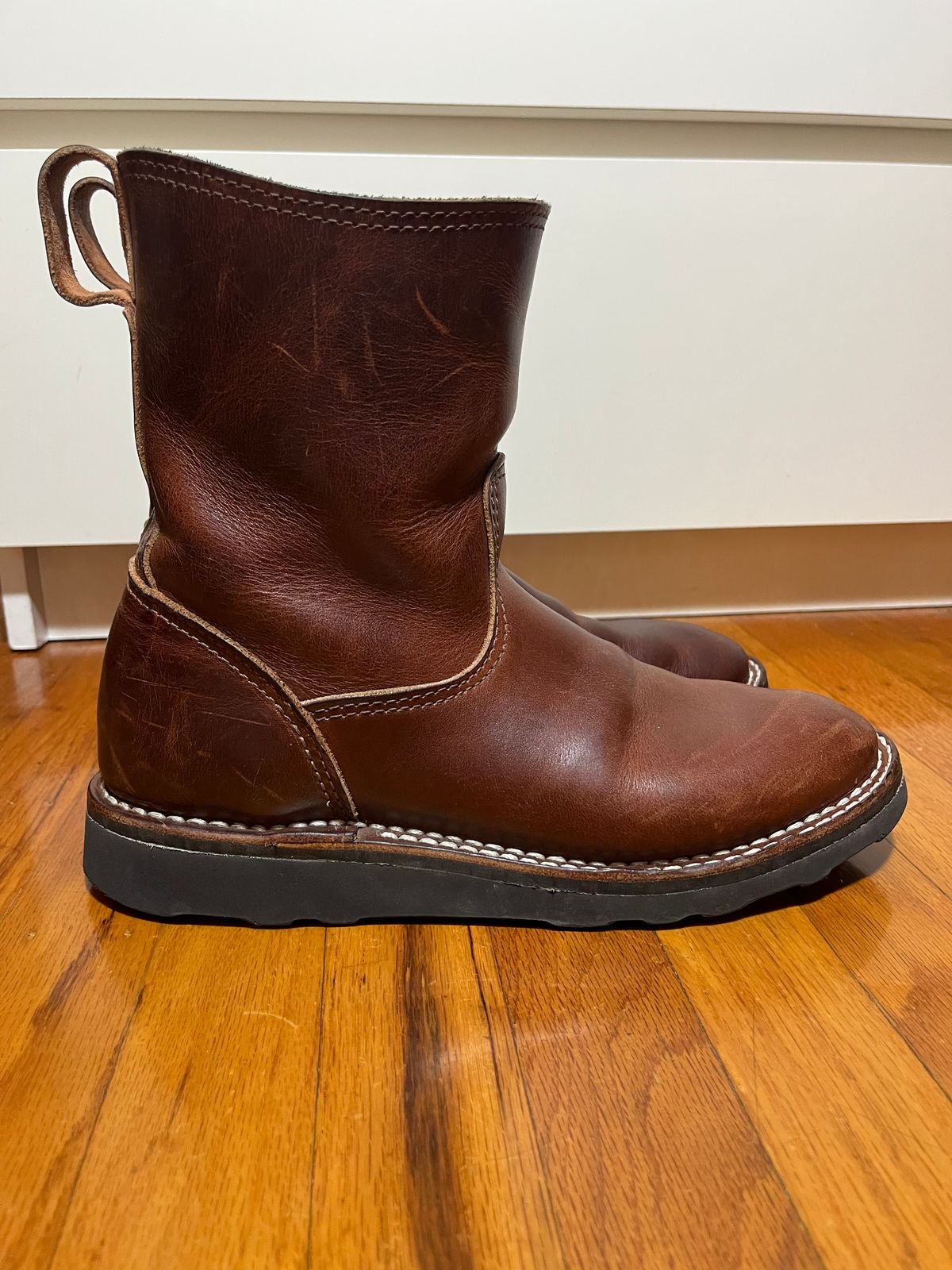 Photo by tomsbarkingdogs on August 28, 2025 of the Nicks Wellington 365 in Italian Brown Cypress.