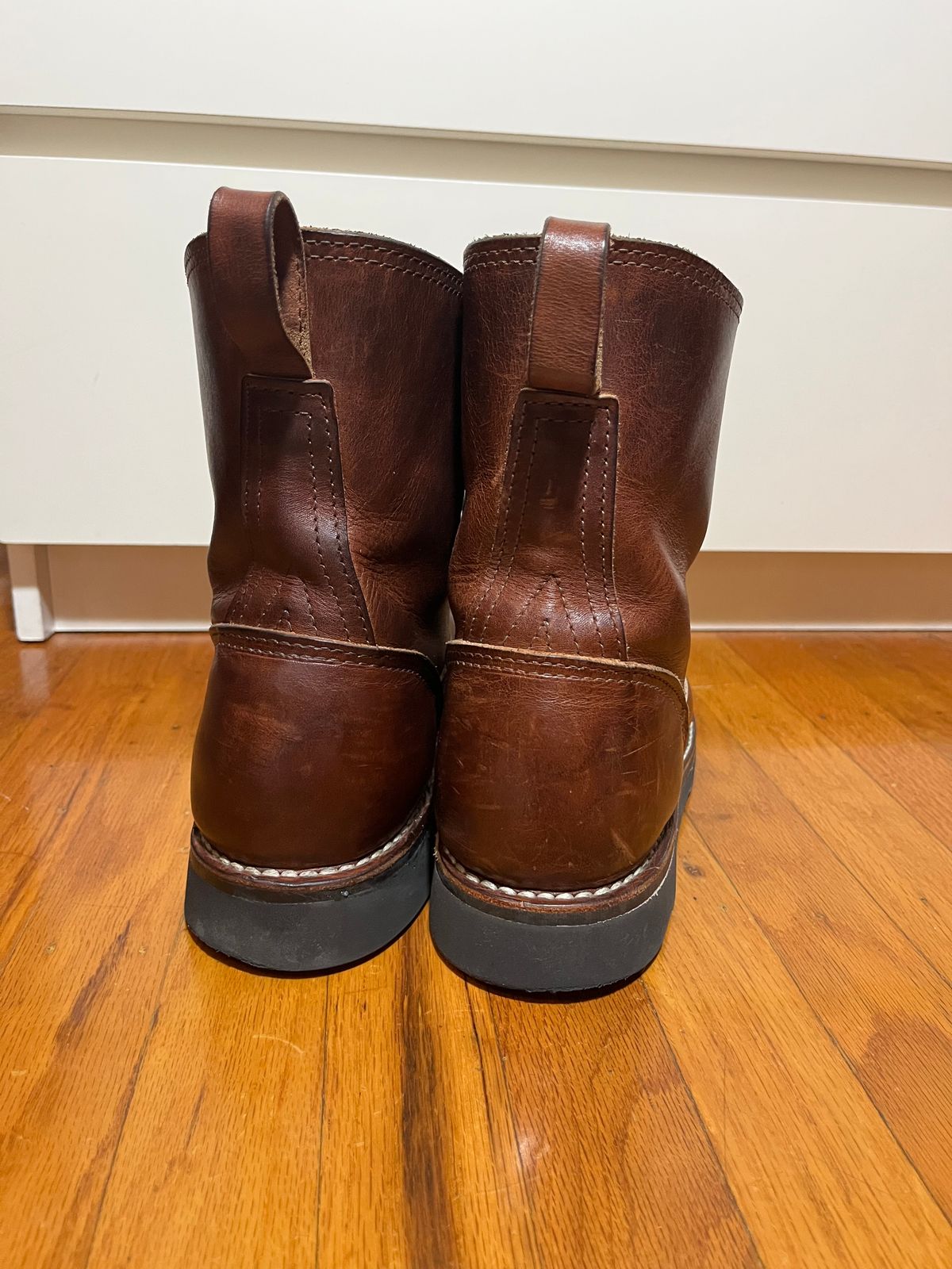 Photo by tomsbarkingdogs on August 28, 2025 of the Nicks Wellington 365 in Italian Brown Cypress.