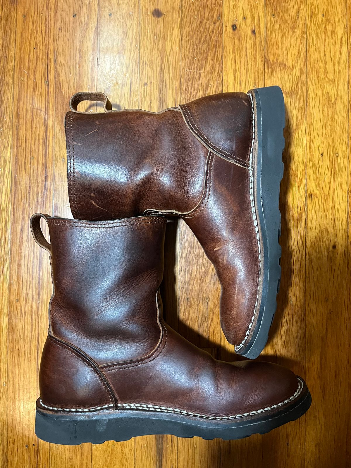 Photo by tomsbarkingdogs on August 28, 2025 of the Nicks Wellington 365 in Italian Brown Cypress.