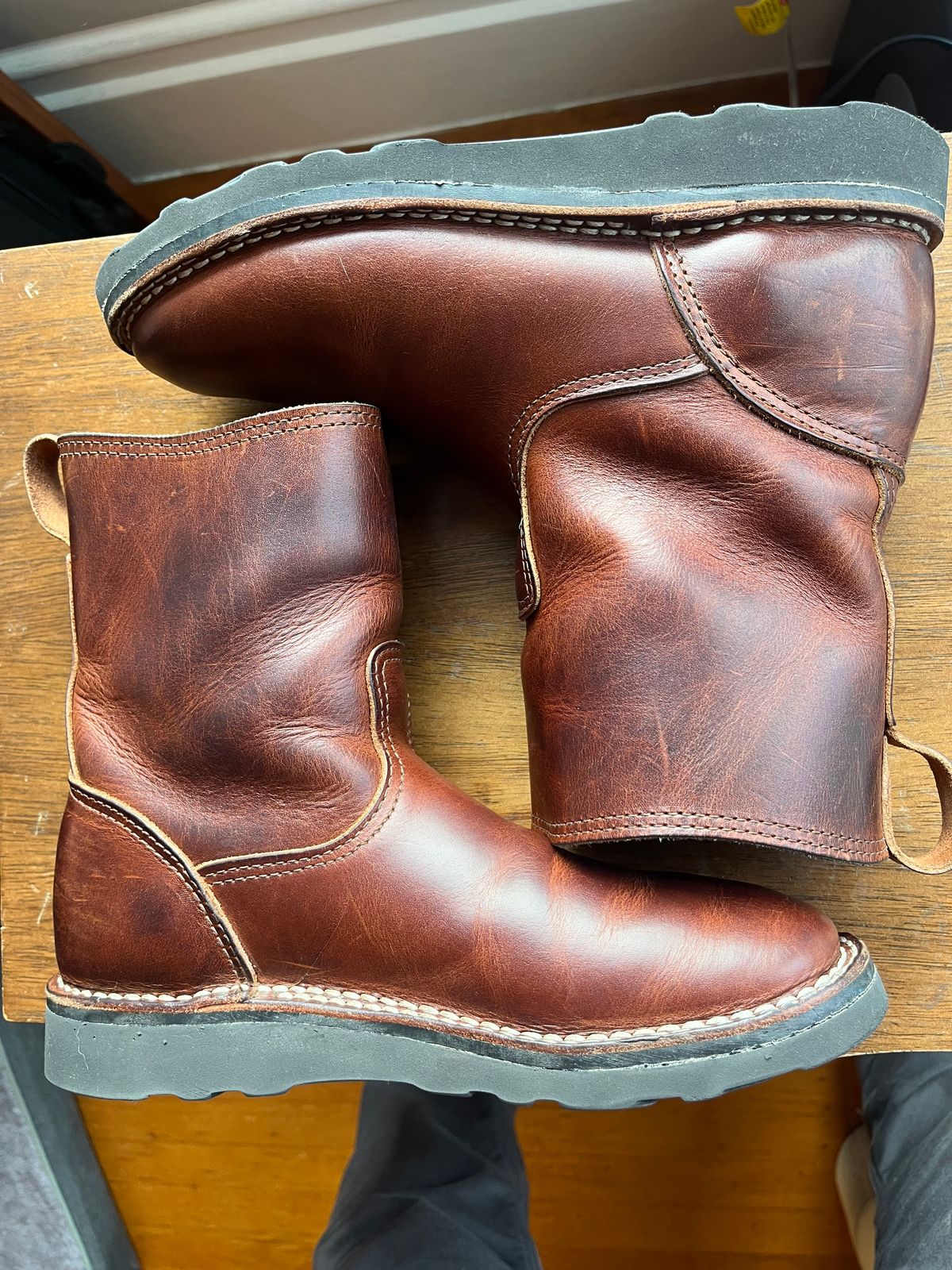 Photo by tomsbarkingdogs on October 3, 2025 of the Nicks Wellington 365 in Italian Brown Cypress.