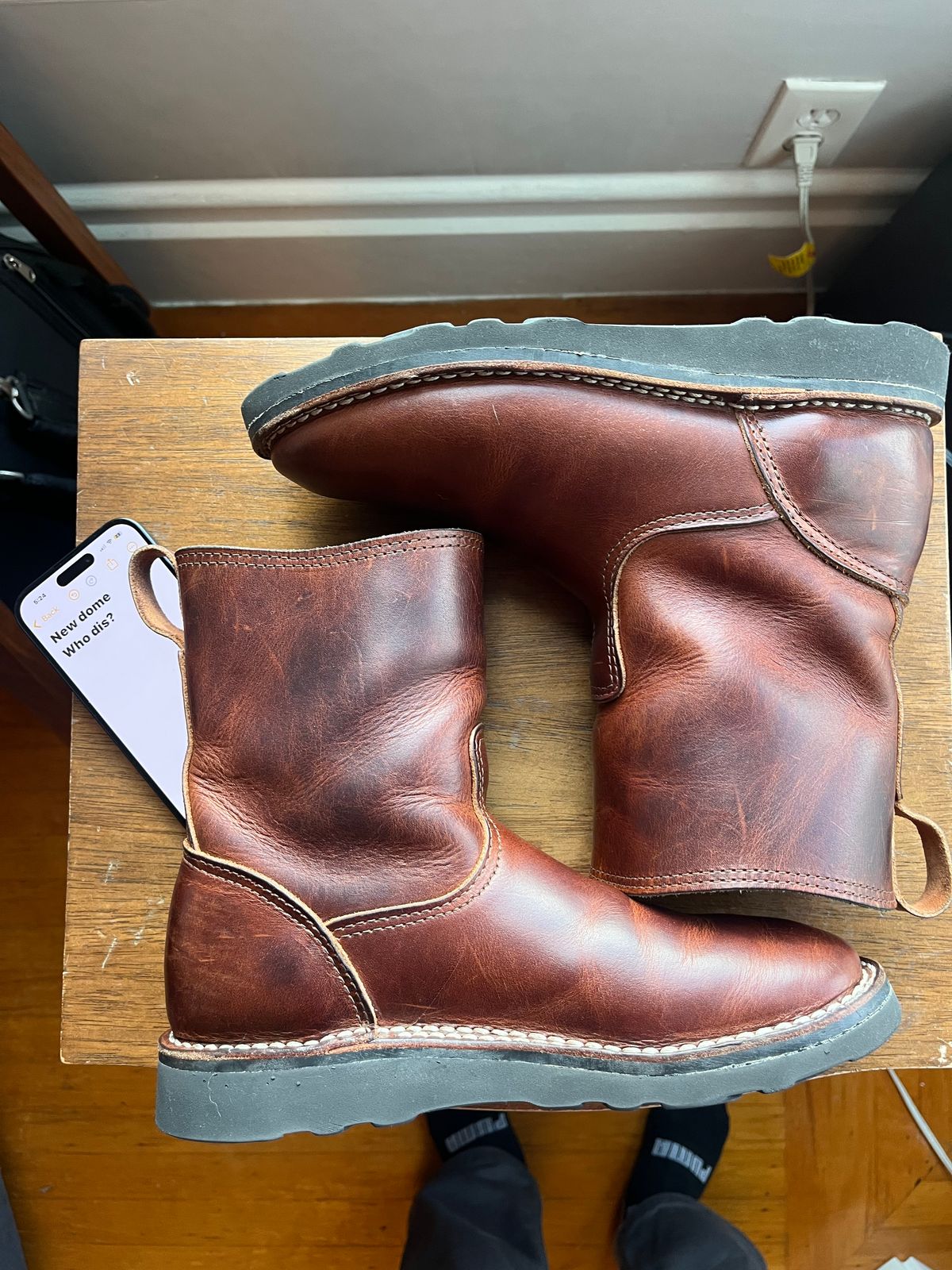 Photo by tomsbarkingdogs on October 3, 2025 of the Nicks Wellington 365 in Italian Brown Cypress.