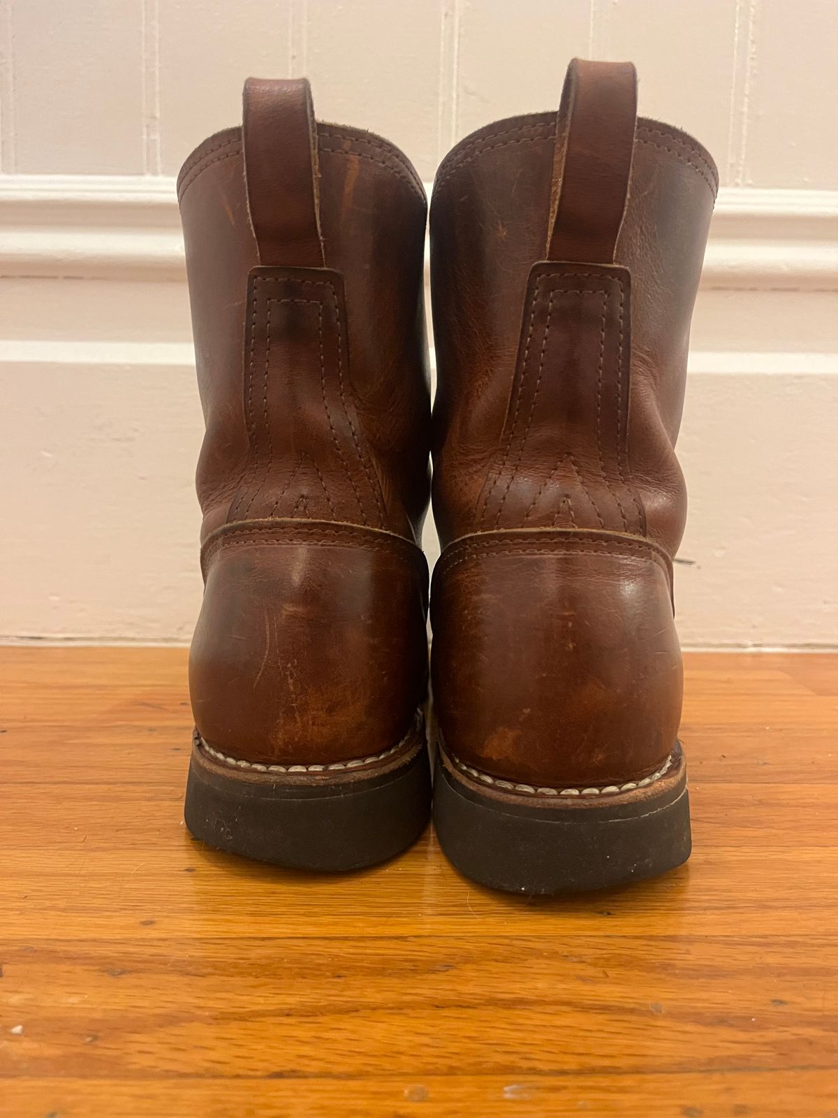 Photo by tomsbarkingdogs on January 6, 2026 of the Nicks Wellington 365 in Italian Brown Cypress.