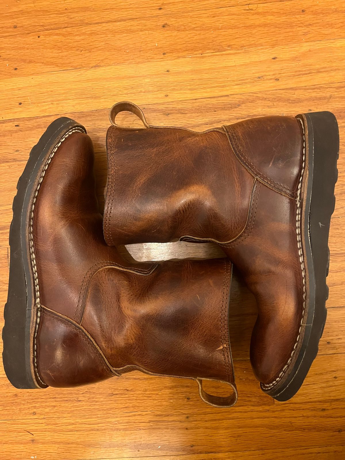 Photo by tomsbarkingdogs on January 6, 2026 of the Nicks Wellington 365 in Italian Brown Cypress.