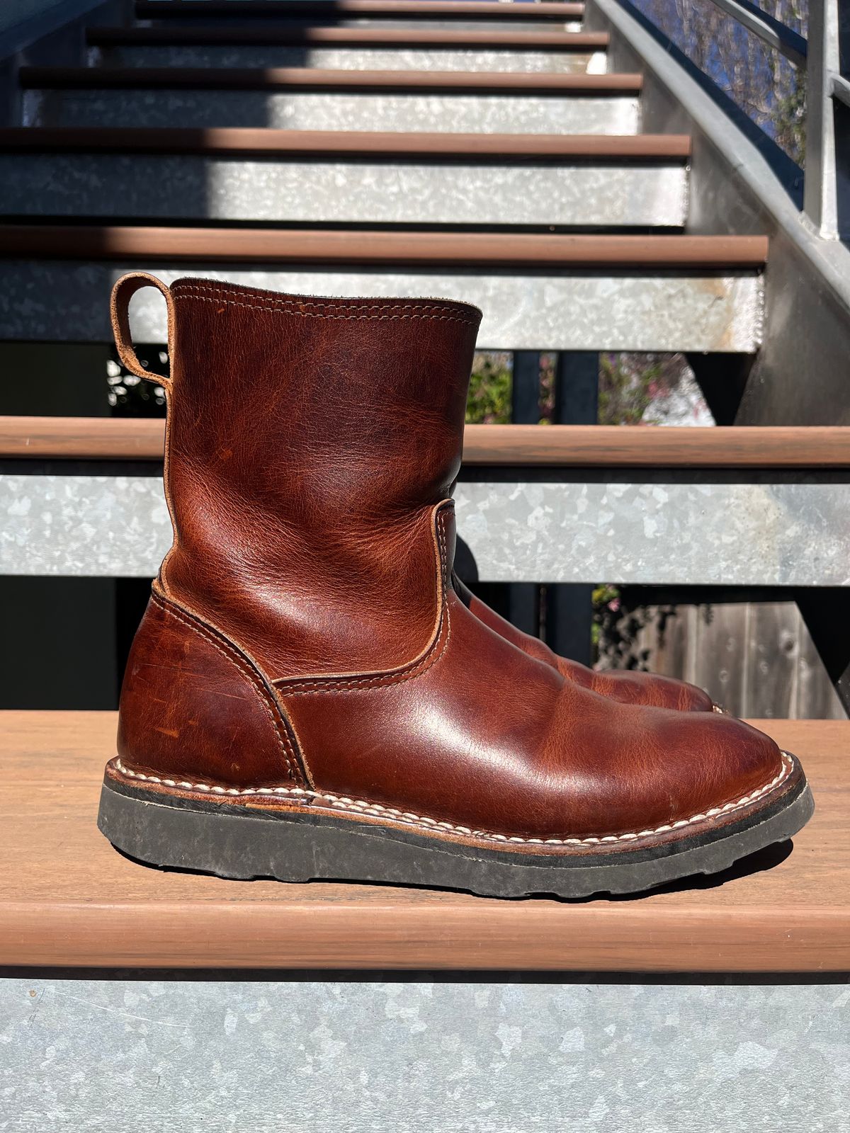 Photo by tomsbarkingdogs on March 4, 2026 of the Nicks Wellington 365 in Italian Brown Cypress.