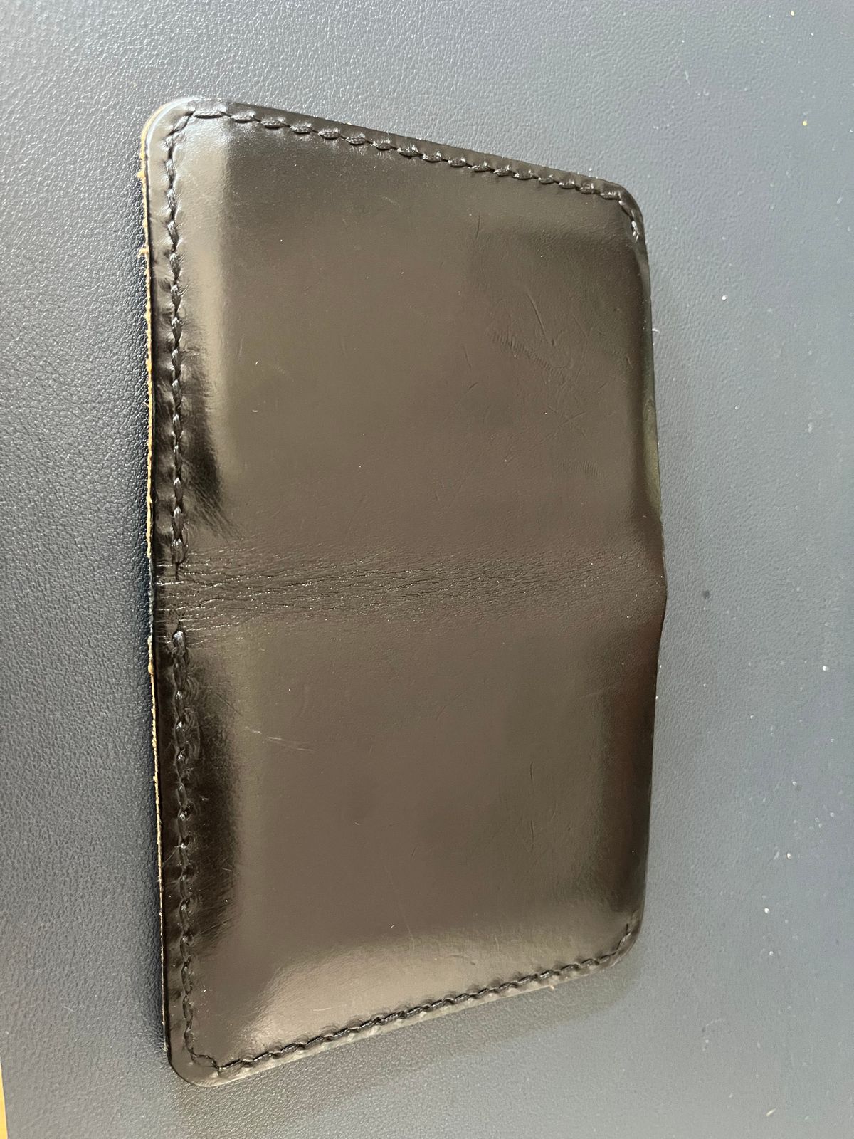 Photo by tomsbarkingdogs on March 4, 2026 of the One Star Leather Goods 6 Pocket Horizontal Learher Wallet in Horween Black/Yellow Buttero.