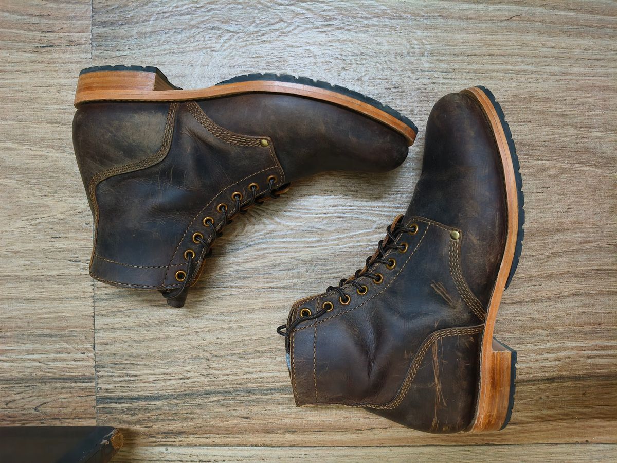 Photo by Nakul on March 26, 2025 of the Craft & Glory 1943 Service Boots in Full Grain Waxed Water Buffalo.