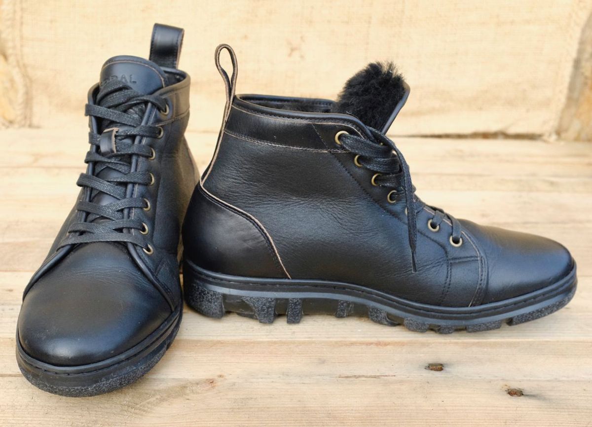 Photo by kaldisgoat on January 10, 2025 of the Goral x Rose Anvil Muggs in Horween Black Chromexcel & Shearling.