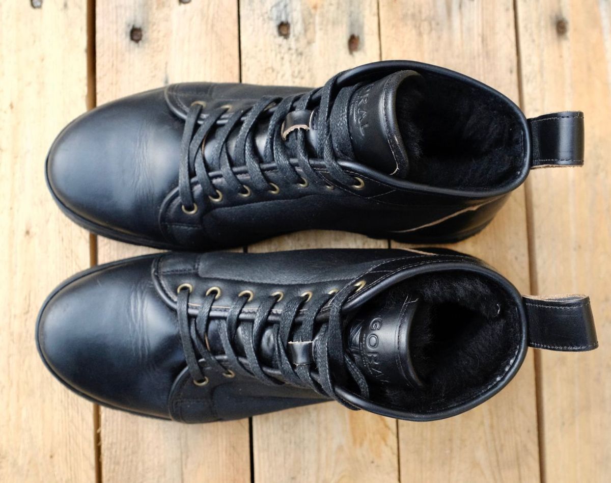 Photo by kaldisgoat on January 10, 2025 of the Goral x Rose Anvil Muggs in Horween Black Chromexcel & Shearling.