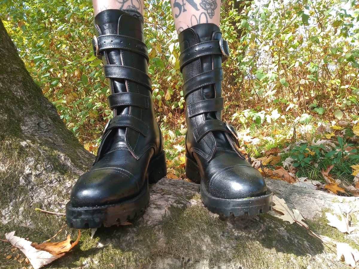 Photo by Tankerbell on October 6, 2024 of the Vintos Boots Tanker in Black Full Grain Leather.